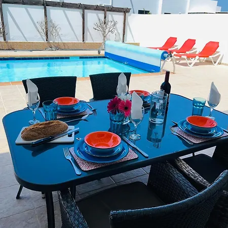 Three Palms Villa, Villa